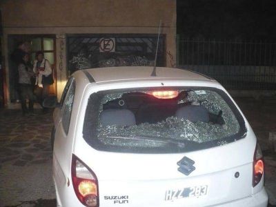 Delincuentes disfrazados de hinchas destrozaron comercios, autos y viviendas
