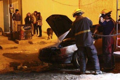 Se incendi� un auto en el barrio Diez de Diciembre