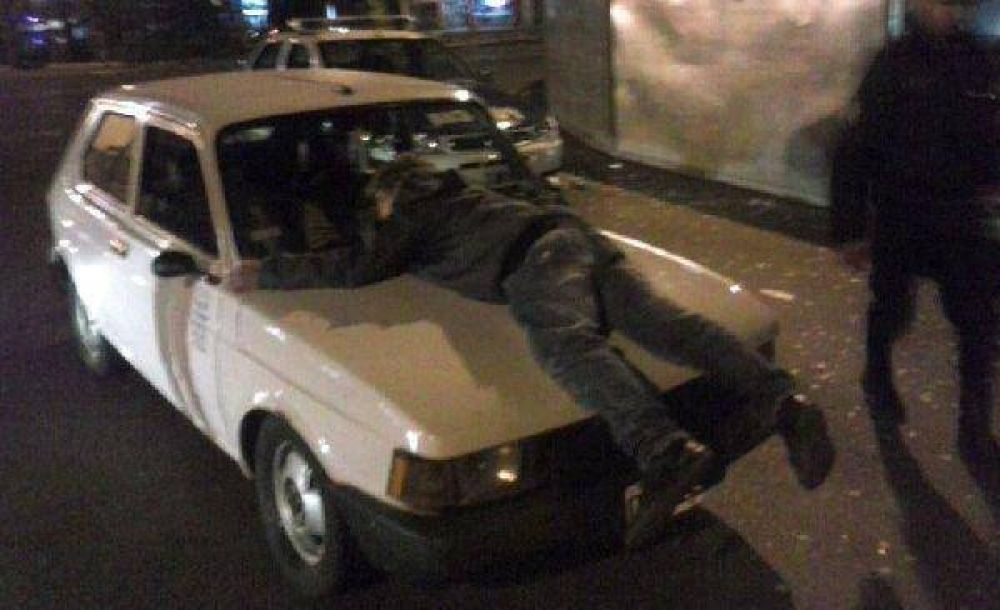 Ober�: joven conductor sin licencia llevaba a otro sobre el capot de un auto