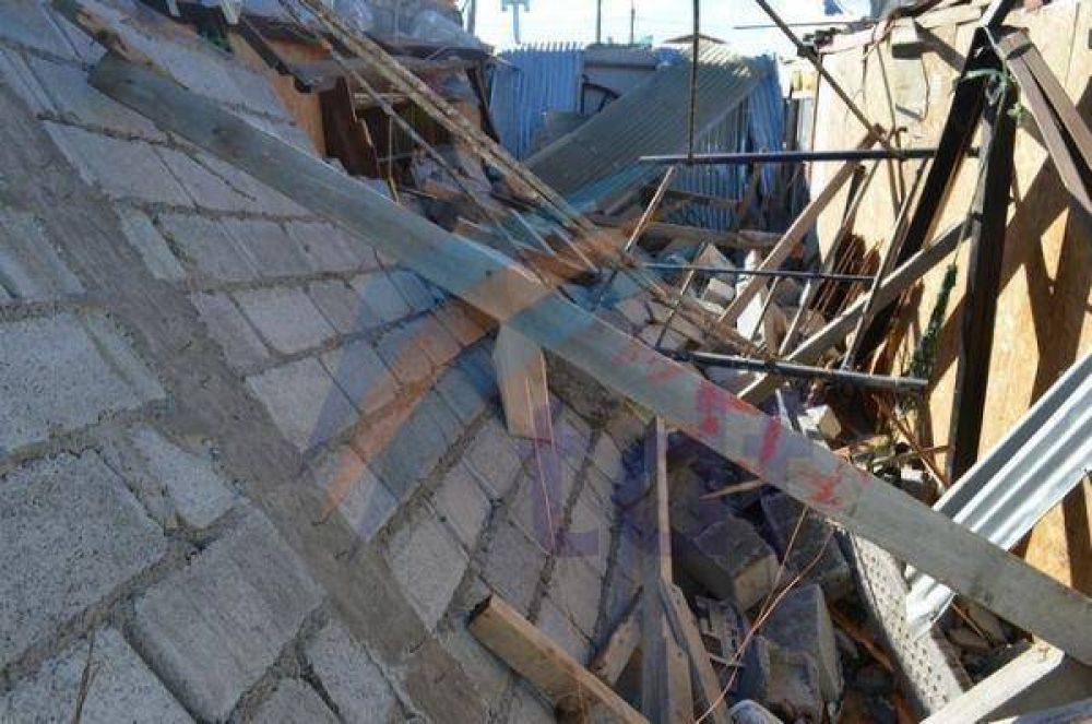 Una casa fue aplastada por una pared vecina que tumb� el fuerte viento