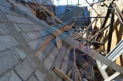 Una casa fue aplastada por una pared vecina que tumb� el fuerte viento