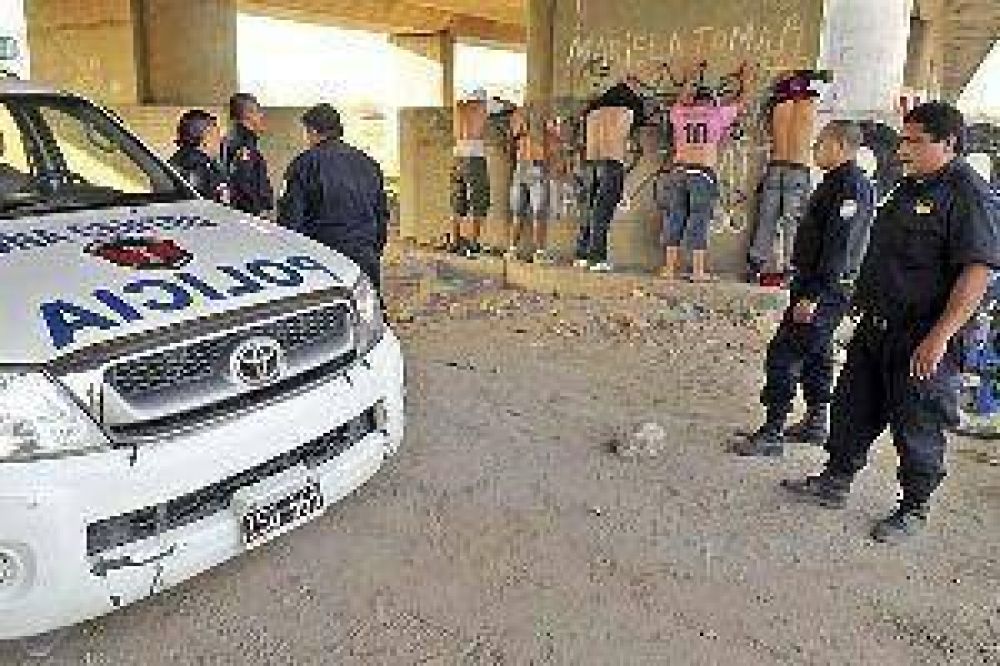 Cinco sujetos fueron detenidos cuando vend�an drogas debajo del Puente Nuevo