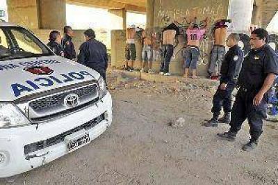 Cinco sujetos fueron detenidos cuando vend�an drogas debajo del Puente Nuevo