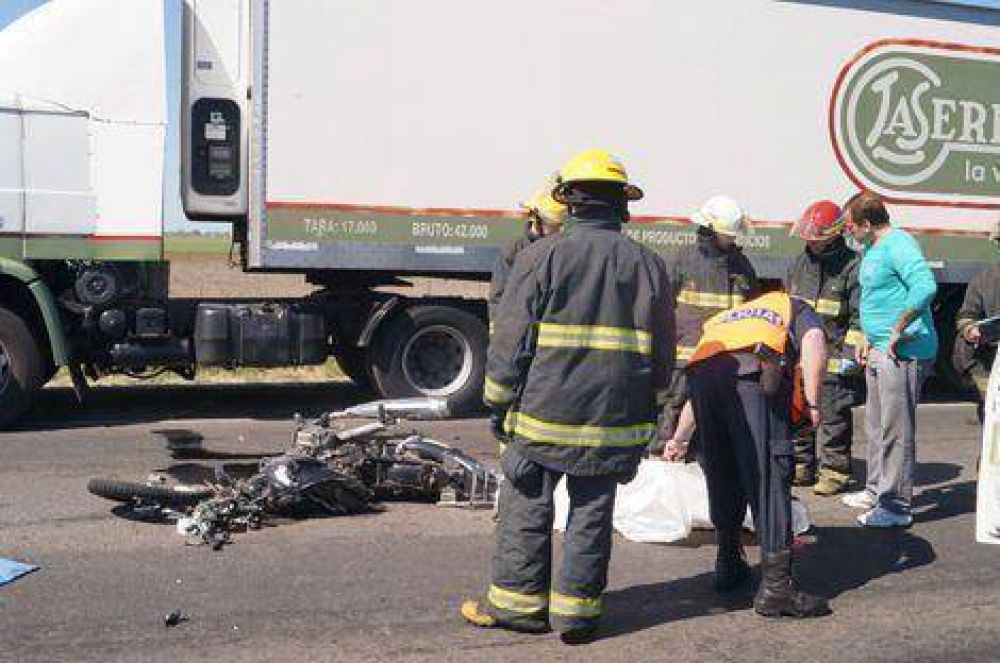 Mueren dos primos que circulaban en moto al chocar de frente contra un colectivo 