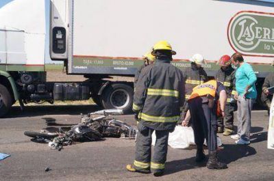 Mueren dos primos que circulaban en moto al chocar de frente contra un colectivo 