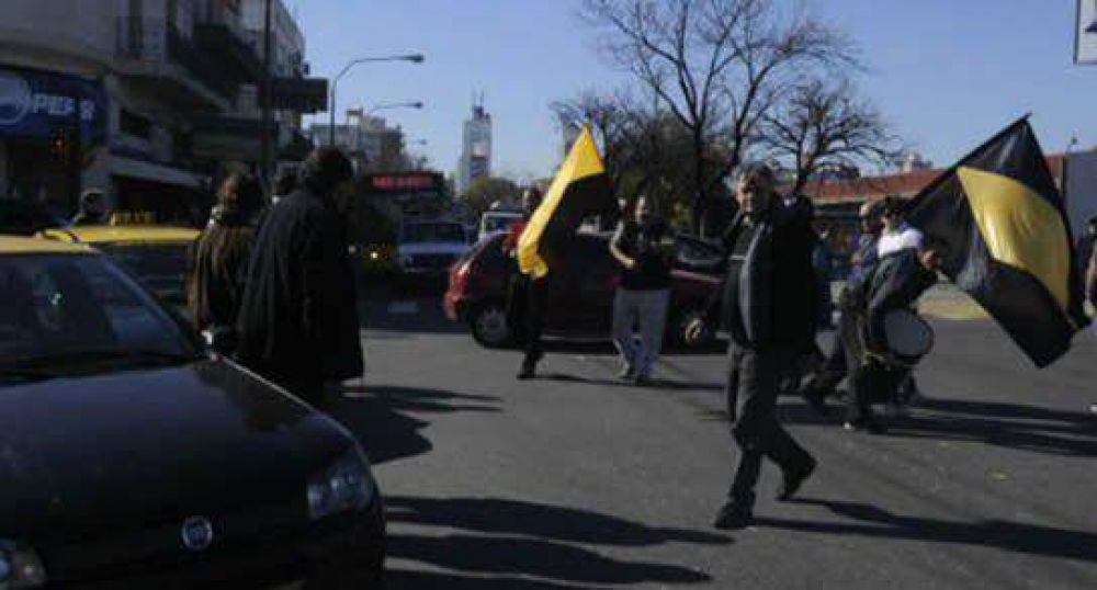 Buscan evitar los paros de taxistas y estacioneros