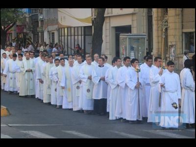 Una multitud particip� de la peregrinaci�n en homenaje a Nuestra Se�ora del Rosario