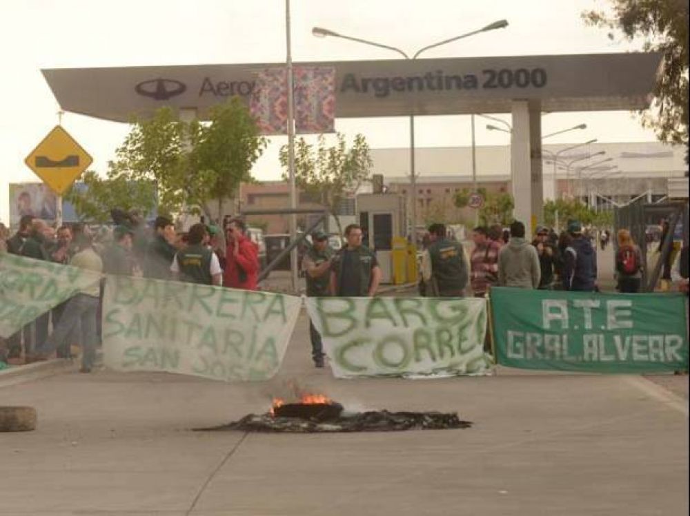 Trabajadores del Iscamen cortaron el ingreso al aeropuerto provincial durante tres horas
