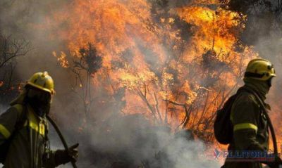 Unas seis dotaciones de bomberos combat�an el incendio en la reserva natural Santa Mar�a