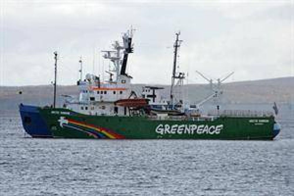 Advierten que el rompehielos de Greenpeace retenido en Rusia puede hundirse