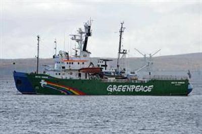 Advierten que el rompehielos de Greenpeace retenido en Rusia puede hundirse