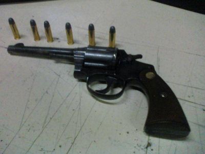 Una joven llevaba en su bolso, armas de fuego, un cuchillo y una picana
