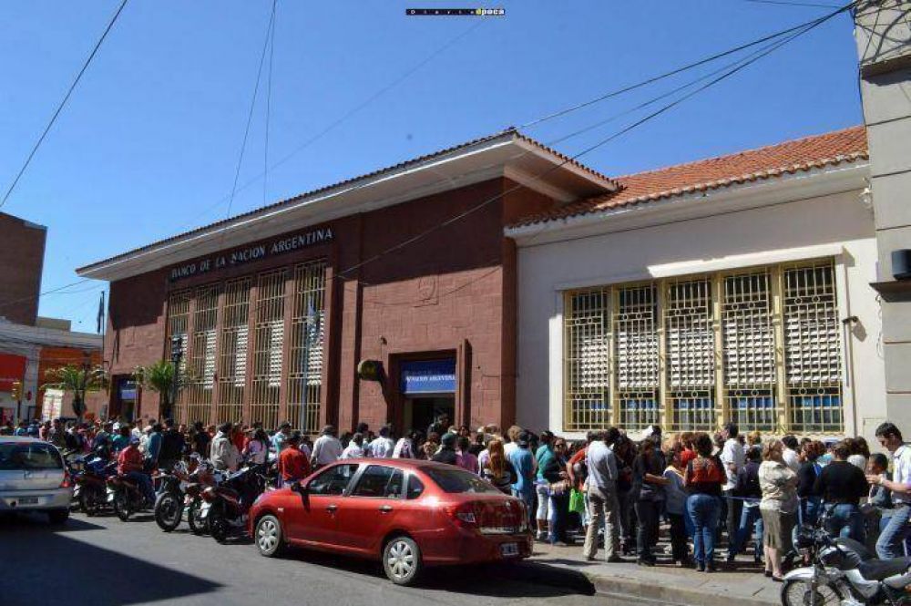 Otro d�a de malestar por extensas filas en el Banco Naci�n de Capital