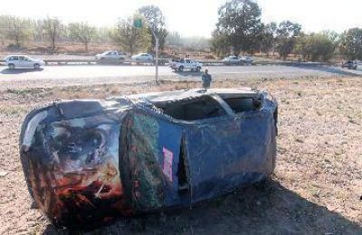 Triple vuelta en el aire dio un auto al entrar a estaci�n de servicios