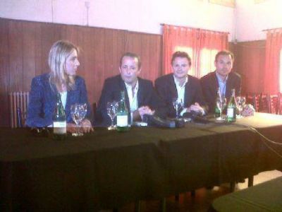 Acompa�ado de Pablo y Gabriel Bruera, Mart�n Insaurralde visit� La Plata y habl� de la salud de la presidenta