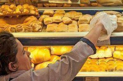 En los barrios de Santiago, el pan de $12 a $15 el kilo