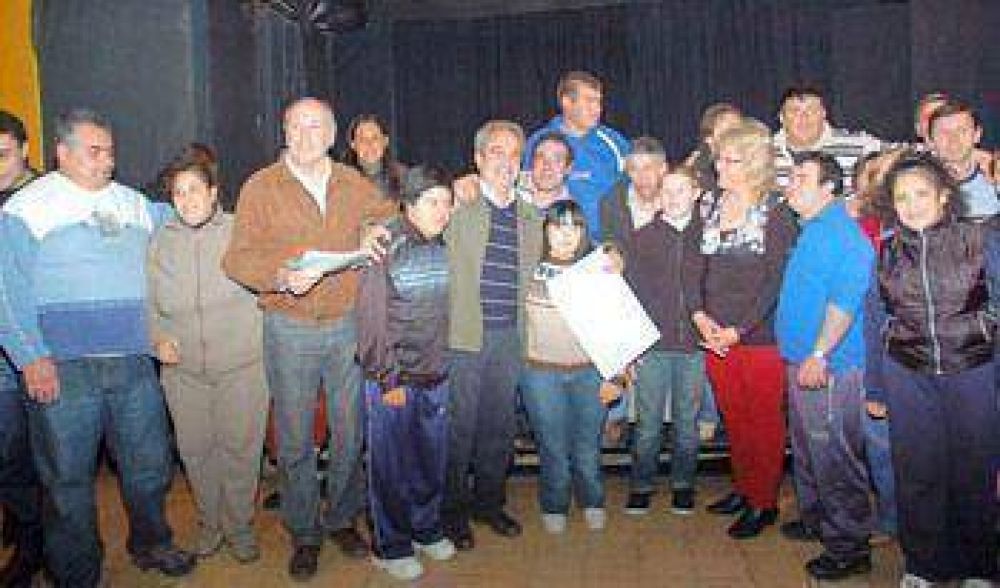 Un paso m�s: el Municipio entreg� al GAE la escritura de su terreno