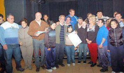 Un paso m�s: el Municipio entreg� al GAE la escritura de su terreno