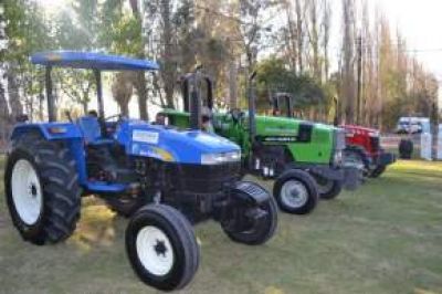 Cooperativistas de FECOAGRO reciben ayuda del Gobierno y firmaron convenios