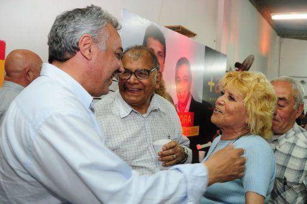 Zamora dialog� con vecinos de Pacheco sobre las propuestas del Frente Renovador