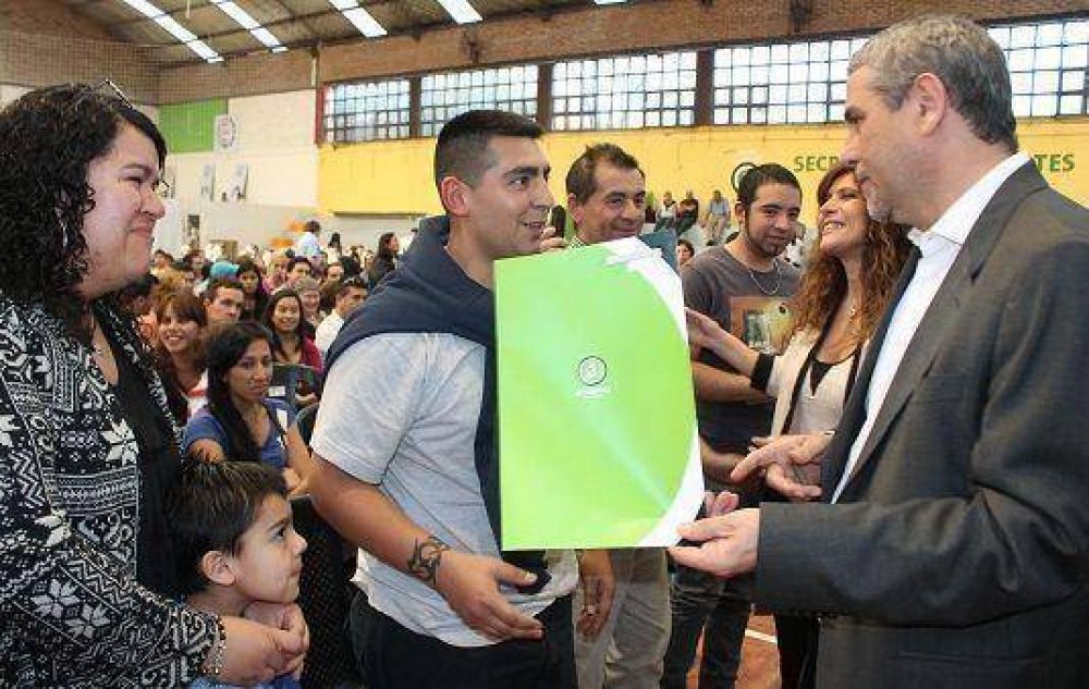 Avellaneda: Ferraresi entreg� 200 adjudicaciones para viviendas