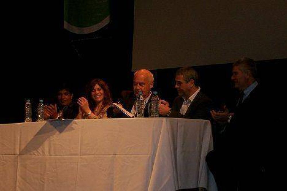 Avellaneda: firman un convenio para "Tu viaje de egresados solidarios"