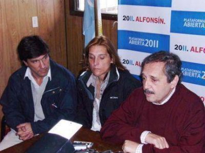 Ricardo Alfons�n, junto a Vilma Baragiola y Carlos Fern�ndez, dar� una conferencia de prensa