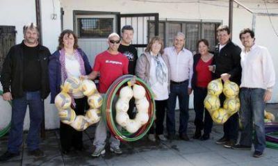 Daniel Rodr�guez acompa�� a Curuchet en la entrega de donaciones a escuelas locales