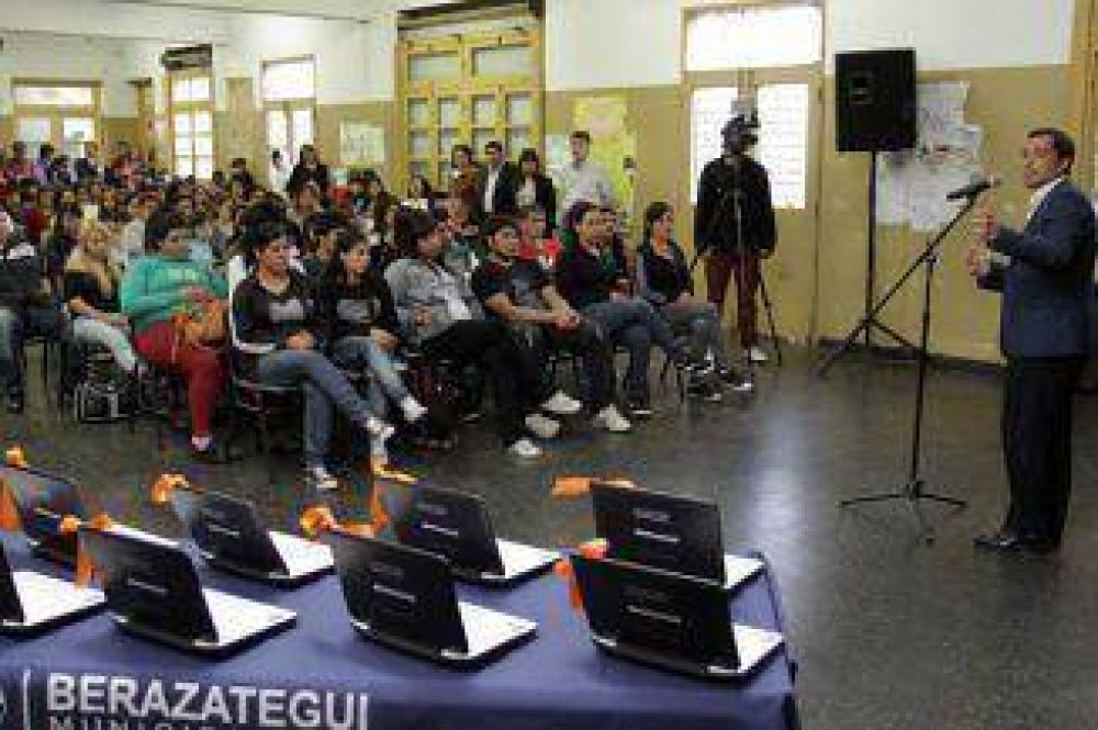 M�s entregas de computadoras port�tiles en los colegios de Berazategui