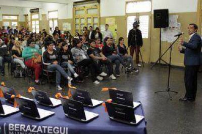 M�s entregas de computadoras port�tiles en los colegios de Berazategui