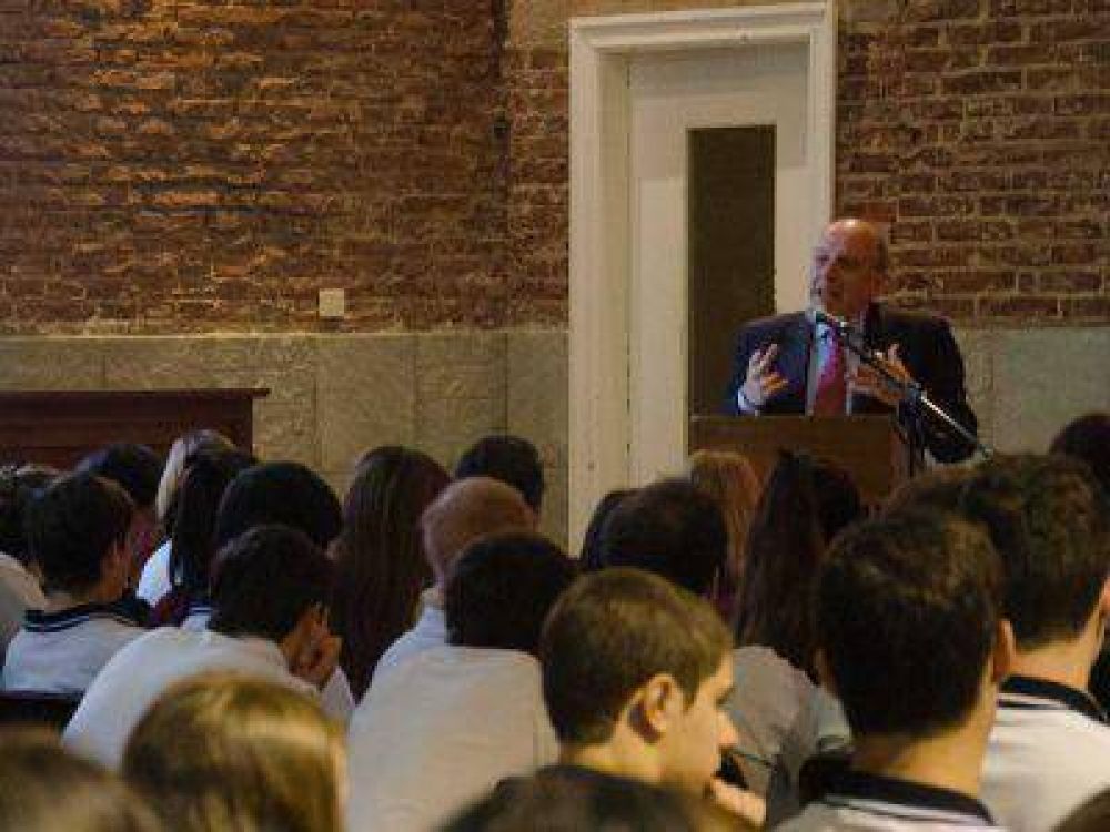 ALEJANDRO FERRO BRIND� UNA CHARLA A ESTUDIANTES DEL COLEGIO FASTA