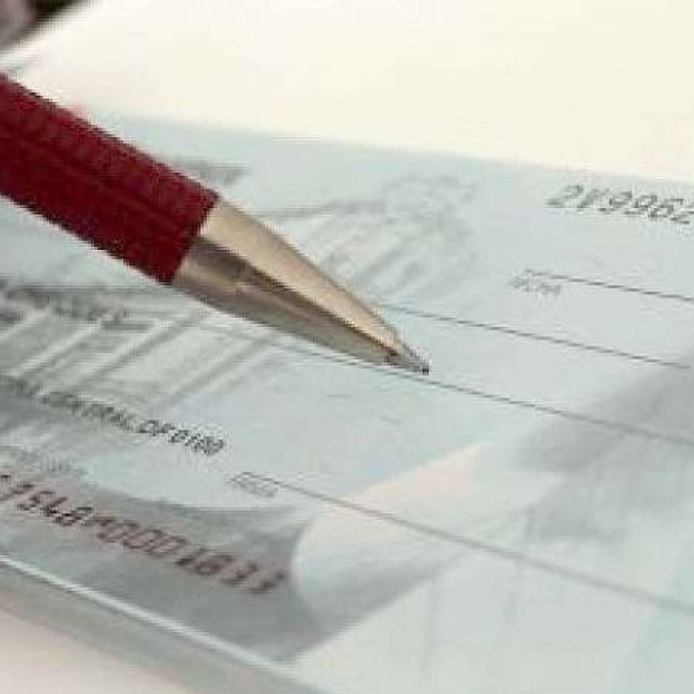 Mujer rob� un cheque, lo cobr� y pag� todas sus deudas
