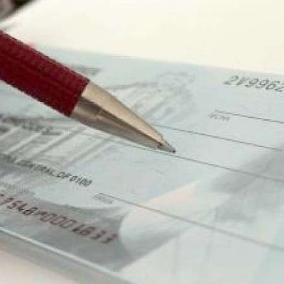 Mujer rob� un cheque, lo cobr� y pag� todas sus deudas