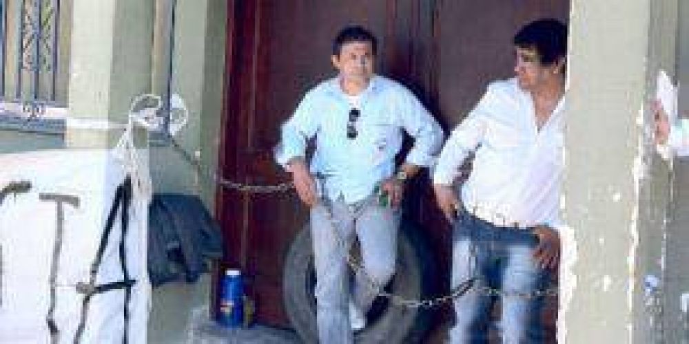 Ex choferes se encadenaron frente a la UTA