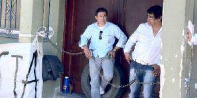 Ex choferes se encadenaron frente a la UTA