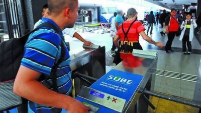 Molinetes en el Sarmiento: Intentan que la gente vuelva a pagar los viajes y ya hay quejas