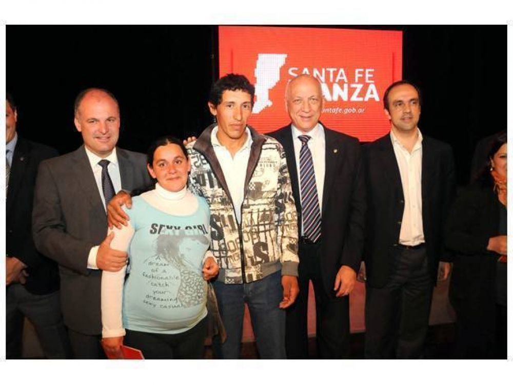 La provincia entreg� los primeros 144 lotes de �Mi Tierra Mi Casa�