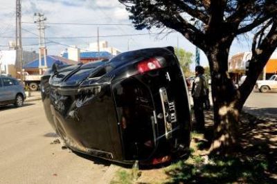 Se registr� otro espectacular accidente en la esquina de Polonia y Colonos Galeses