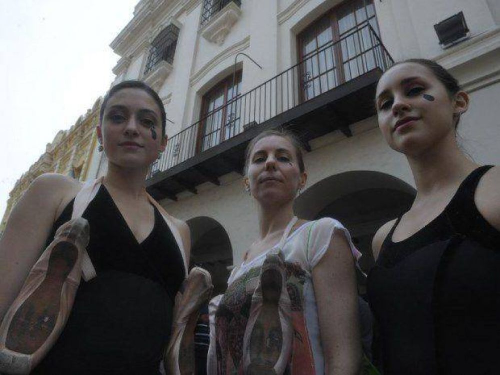 Artistas protestan por la revalidaci�n de cargo