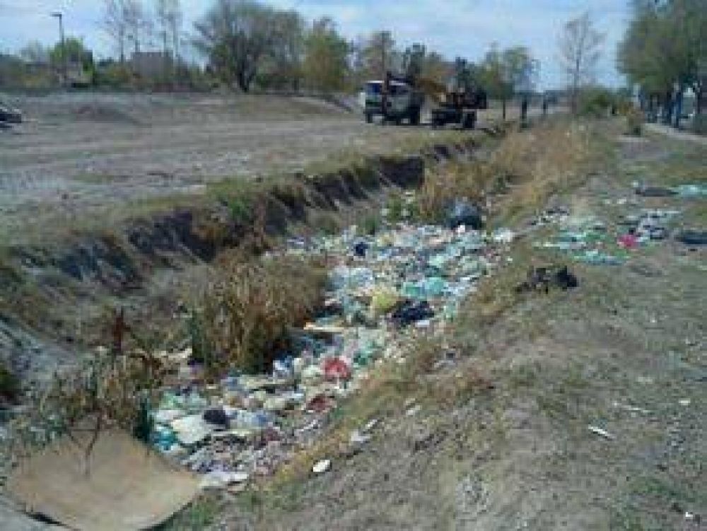 Realizan el saneamiento de dos canales