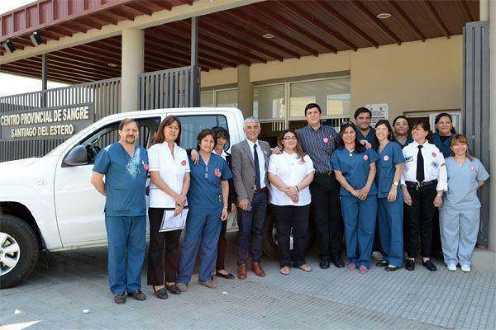 El ministro Mart�nez entreg� un m�vil al Centro de Sangre Provincial