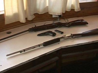 Brutal pelea entre familias, allanamiento y secuestro de armas