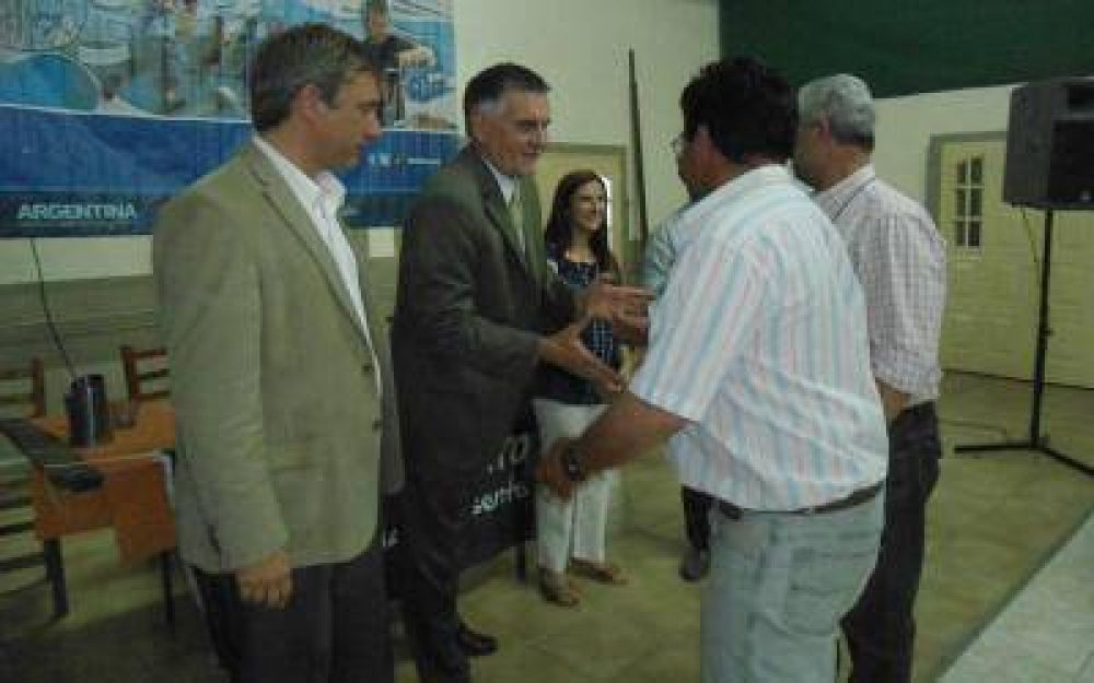 Carlos Castagneto recorre municipios entregando pensiones no contributivas