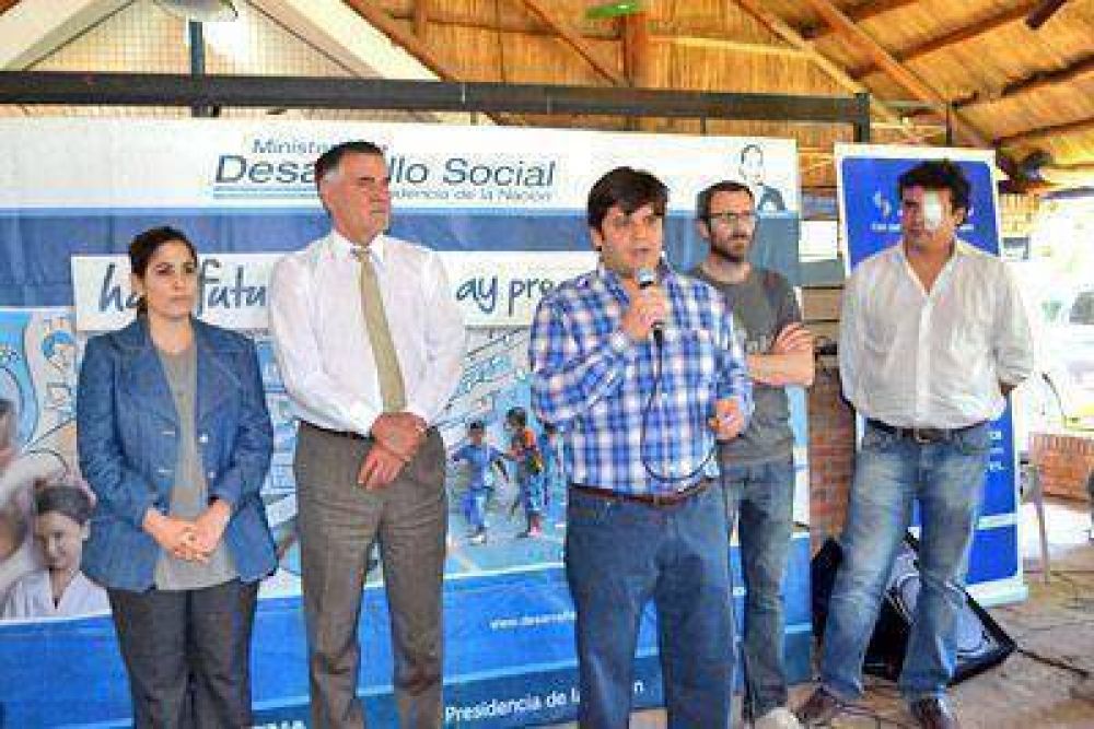 Carlos Castagneto visit� nuestra ciudad y otorg� importantes beneficios econ�micos