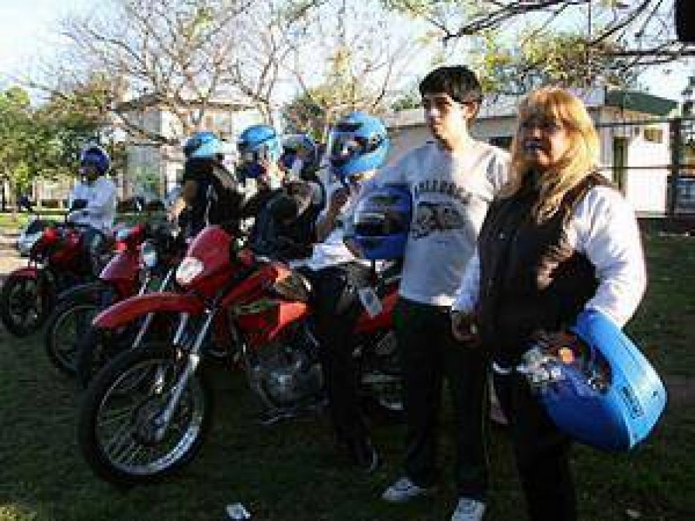 El FpV se sum� a la Campa�a de seguridad vial y entreg� m�s de 200 cascos a vecinos de Hurlingham