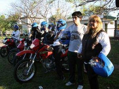 El FpV se sum� a la Campa�a de seguridad vial y entreg� m�s de 200 cascos a vecinos de Hurlingham