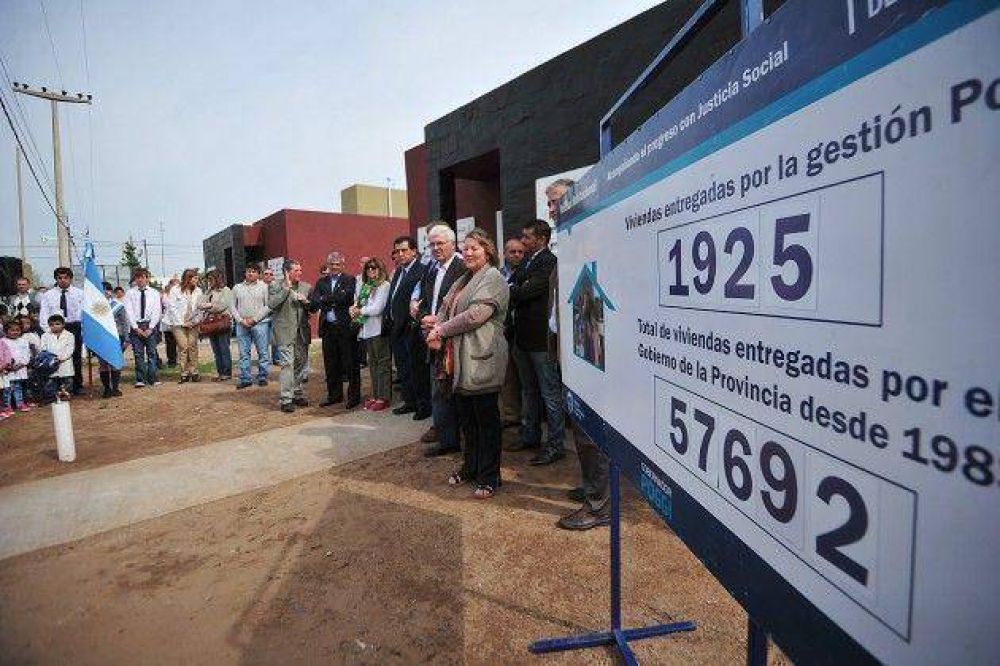 Cinco familias recibieron sus viviendas