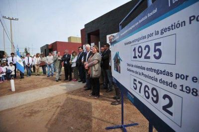 Cinco familias recibieron sus viviendas