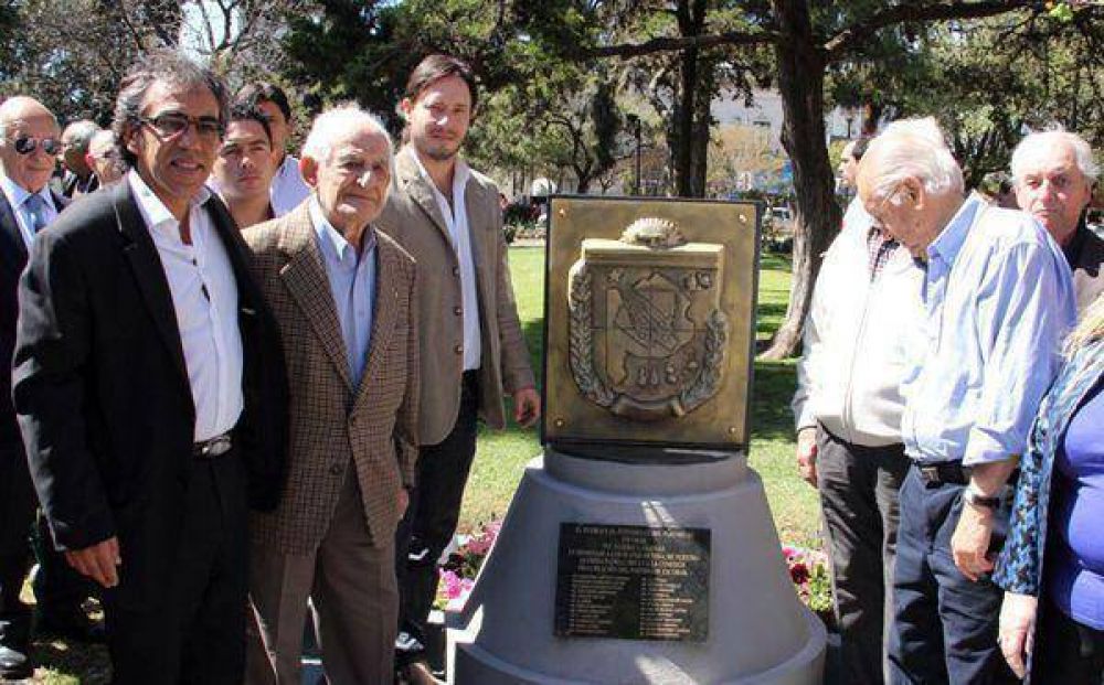 Colocaron un monolito en la plaza San Mart�n por el 54� aniversario de Escobar