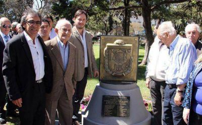 Colocaron un monolito en la plaza San Mart�n por el 54� aniversario de Escobar